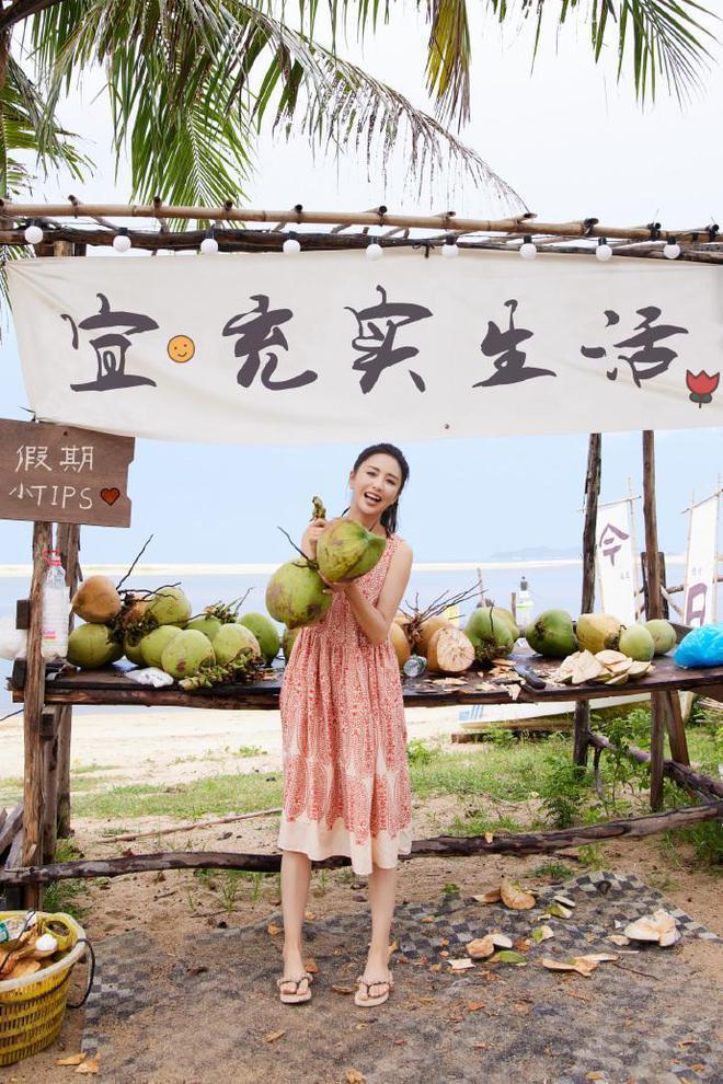 佟丽娅分享自拍照甜笑，与狗狗互动被赞人美心善