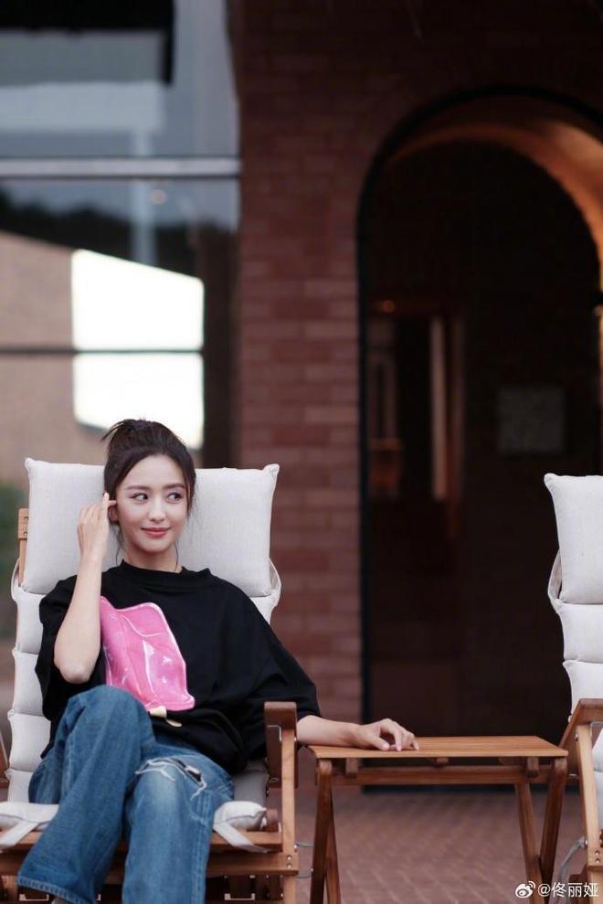 佟丽娅分享自拍照甜笑，与狗狗互动被赞人美心善