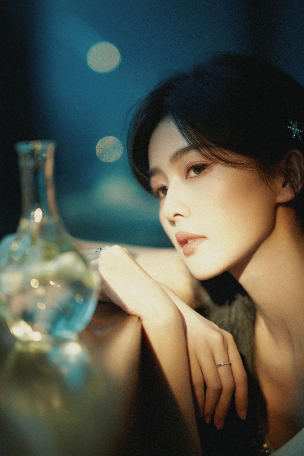 白鹿穿吊带裙露美腿 昏暗光影下美貌吸睛