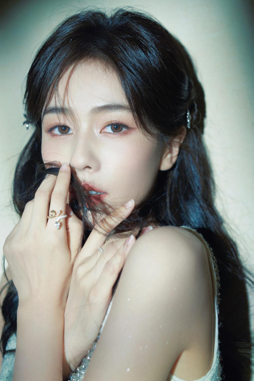 白鹿穿吊带裙露美腿 昏暗光影下美貌吸睛