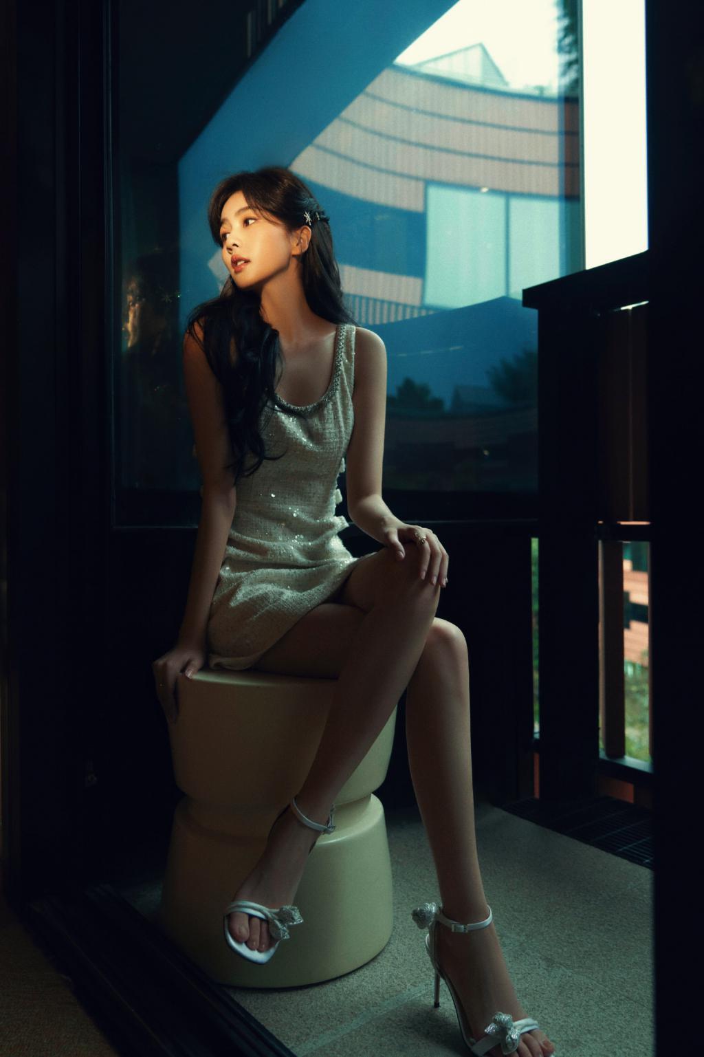 白鹿穿吊带裙露美腿 昏暗光影下美貌吸睛