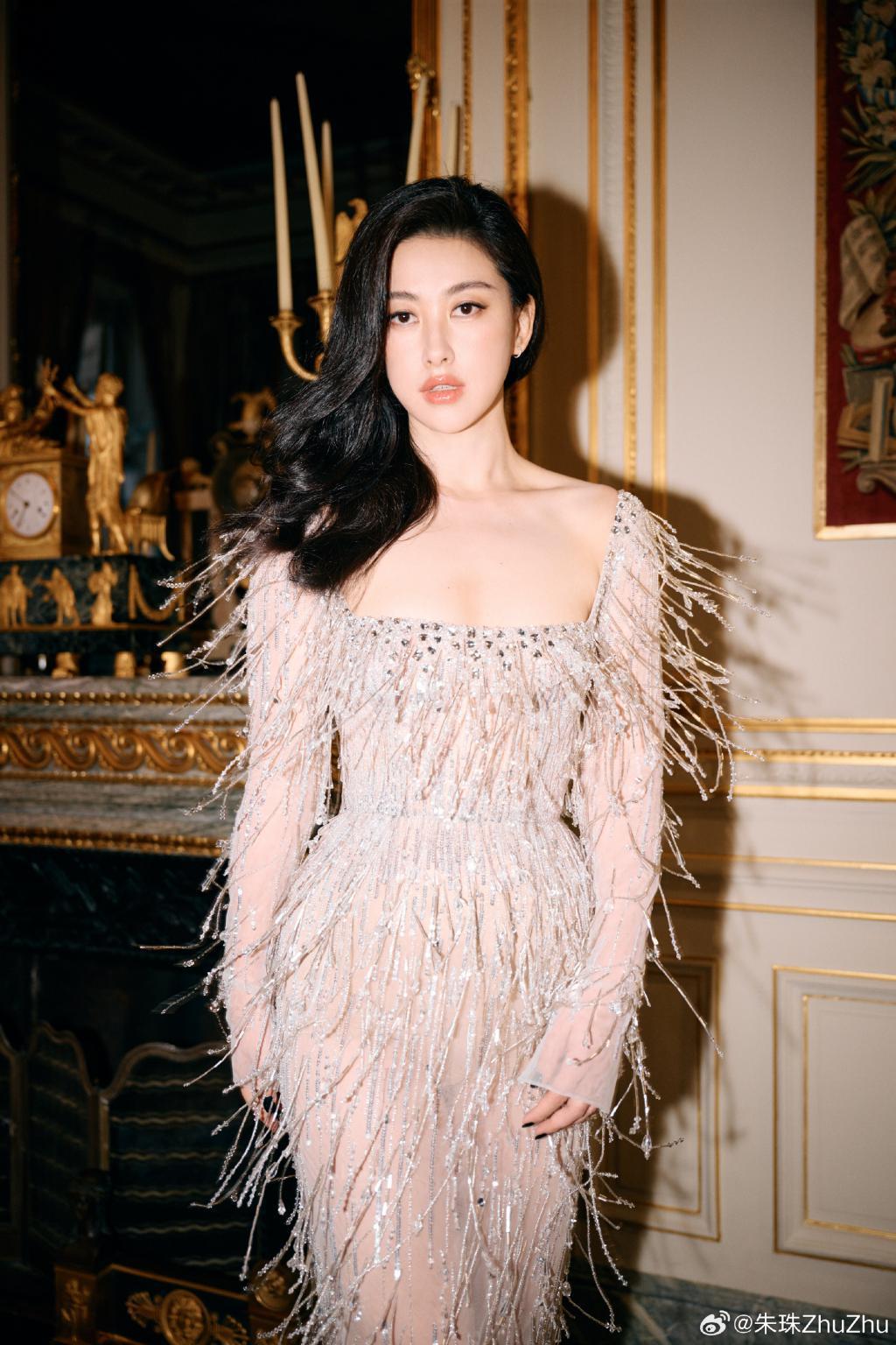 朱珠穿透视裙身姿曼妙 披卷发魅力满分