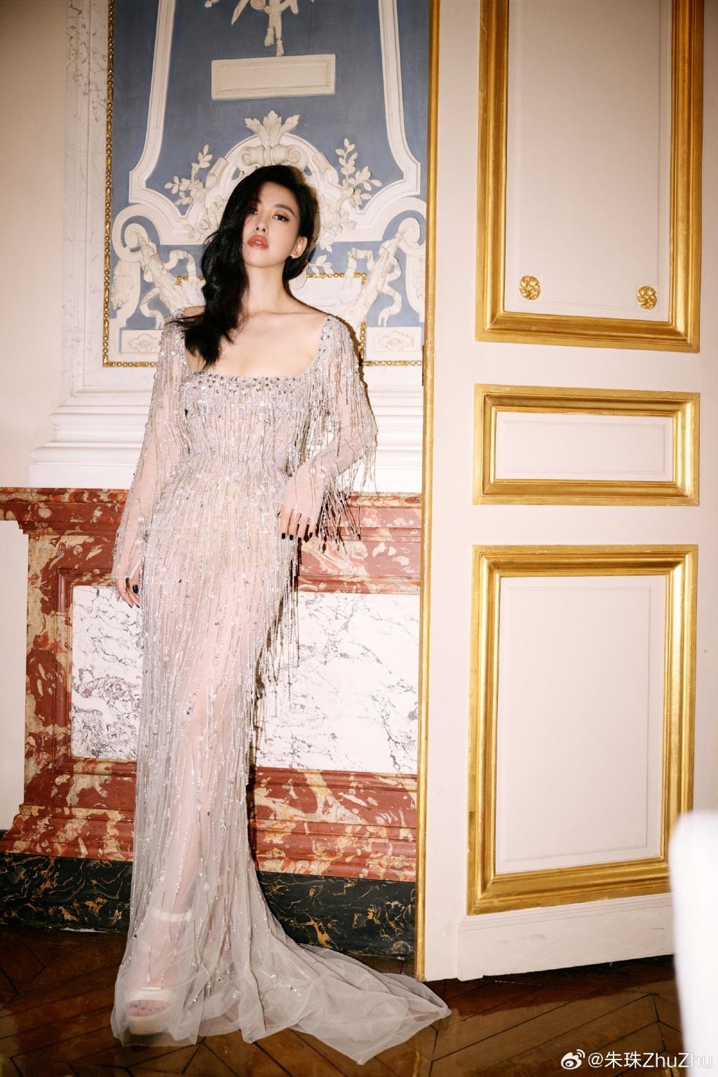 朱珠穿透视裙身姿曼妙 披卷发魅力满分