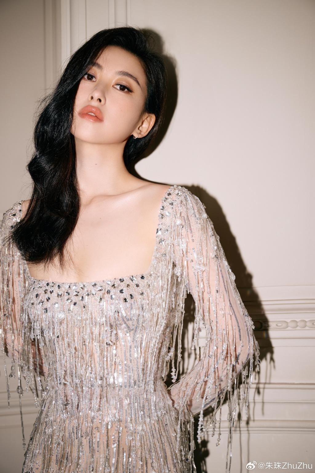 朱珠穿透视裙身姿曼妙 披卷发魅力满分