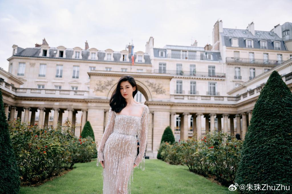 朱珠穿透视裙身姿曼妙 披卷发魅力满分