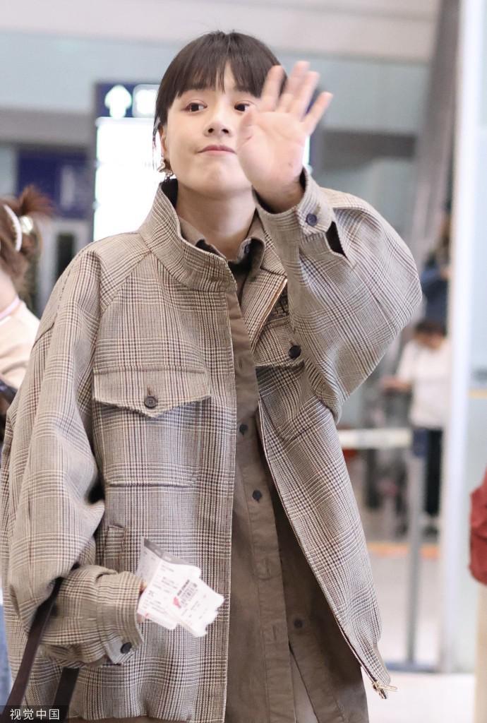 马思纯美拉德风造型现身机场 笑容满面状态佳