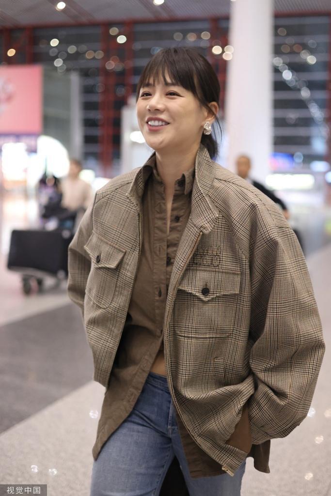 马思纯美拉德风造型现身机场 笑容满面状态佳