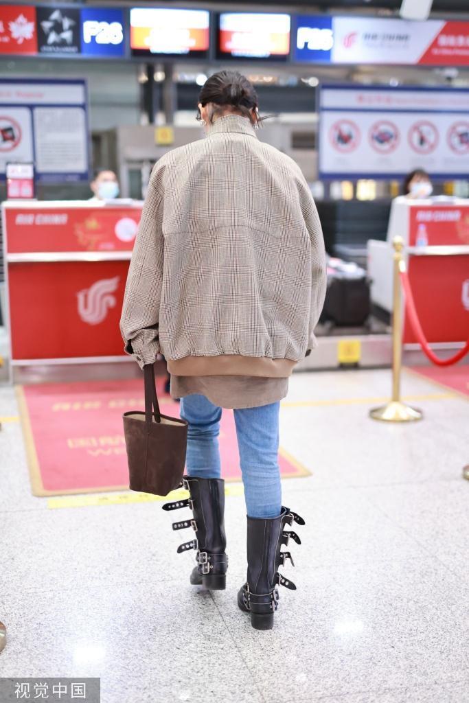 马思纯美拉德风造型现身机场 笑容满面状态佳