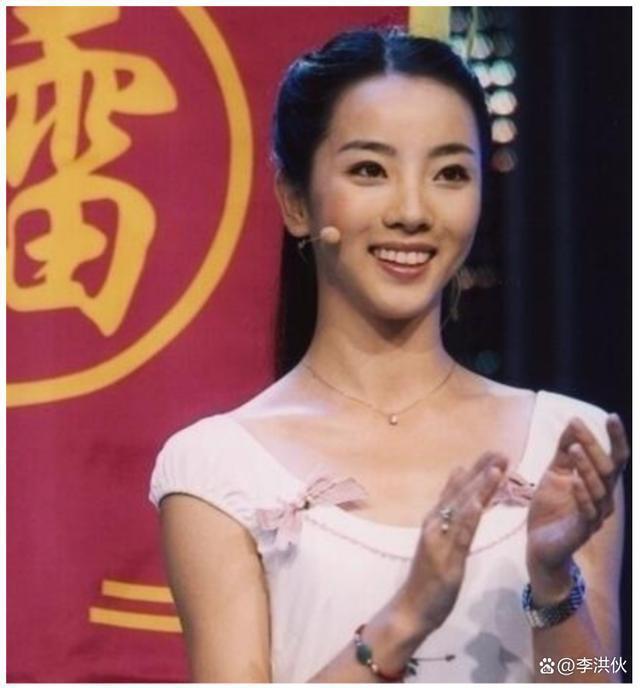 春晚舞台上最年轻女主持李思思，辞掉央视铁饭碗将何去何从？