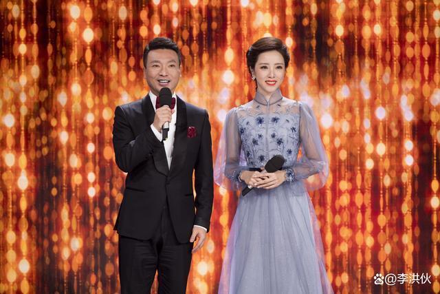 春晚舞台上最年轻女主持李思思，辞掉央视铁饭碗将何去何从？