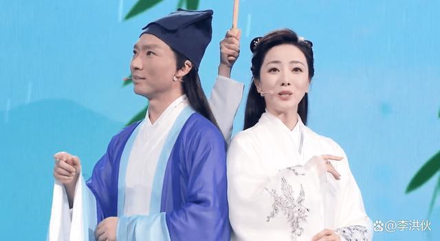 春晚舞台上最年轻女主持李思思，辞掉央视铁饭碗将何去何从？