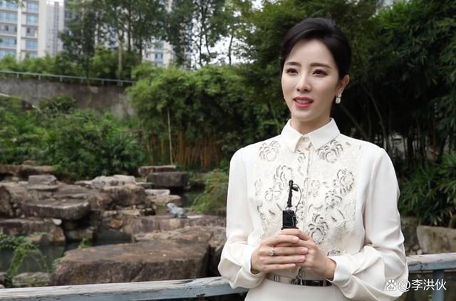 春晚舞台上最年轻女主持李思思，辞掉央视铁饭碗将何去何从？