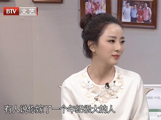 春晚舞台上最年轻女主持李思思，辞掉央视铁饭碗将何去何从？