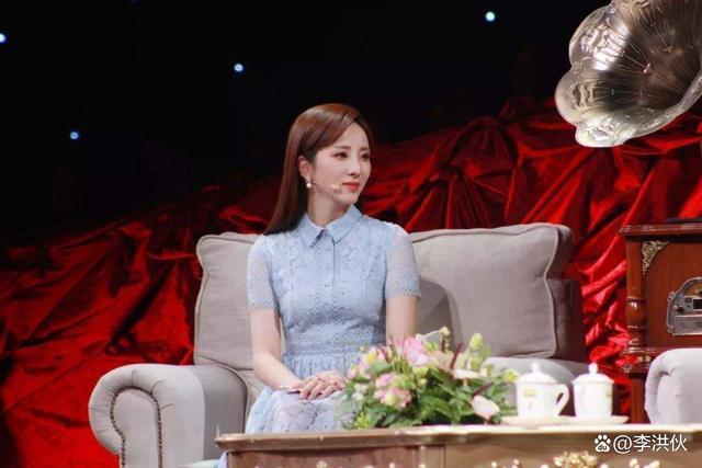 春晚舞台上最年轻女主持李思思，辞掉央视铁饭碗将何去何从？