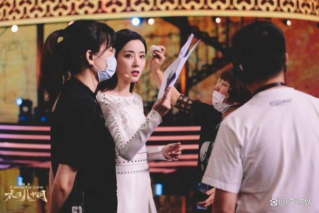 春晚舞台上最年轻女主持李思思，辞掉央视铁饭碗将何去何从？