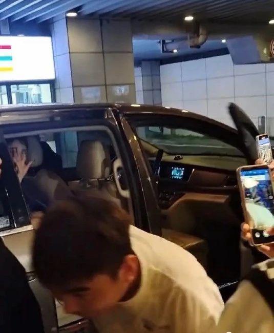 地下恋曝光，搭上圈内富婆，婚戒都买了？