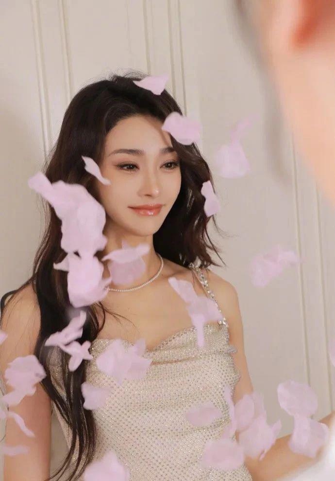 地下恋曝光，搭上圈内富婆，婚戒都买了？