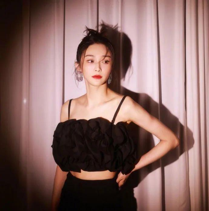 地下恋曝光，搭上圈内富婆，婚戒都买了？