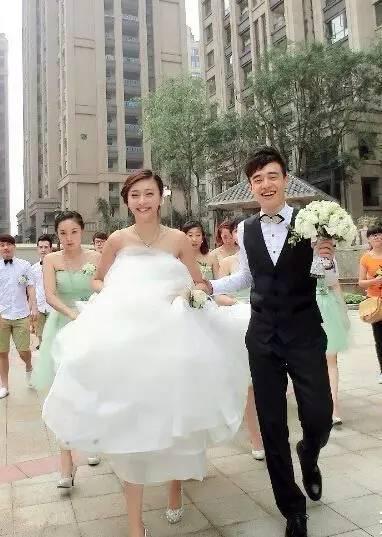地下恋曝光，搭上圈内富婆，婚戒都买了？