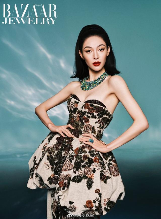 钟楚曦珠宝封面大片释出 穿抹胸礼服大秀傲人曲线
