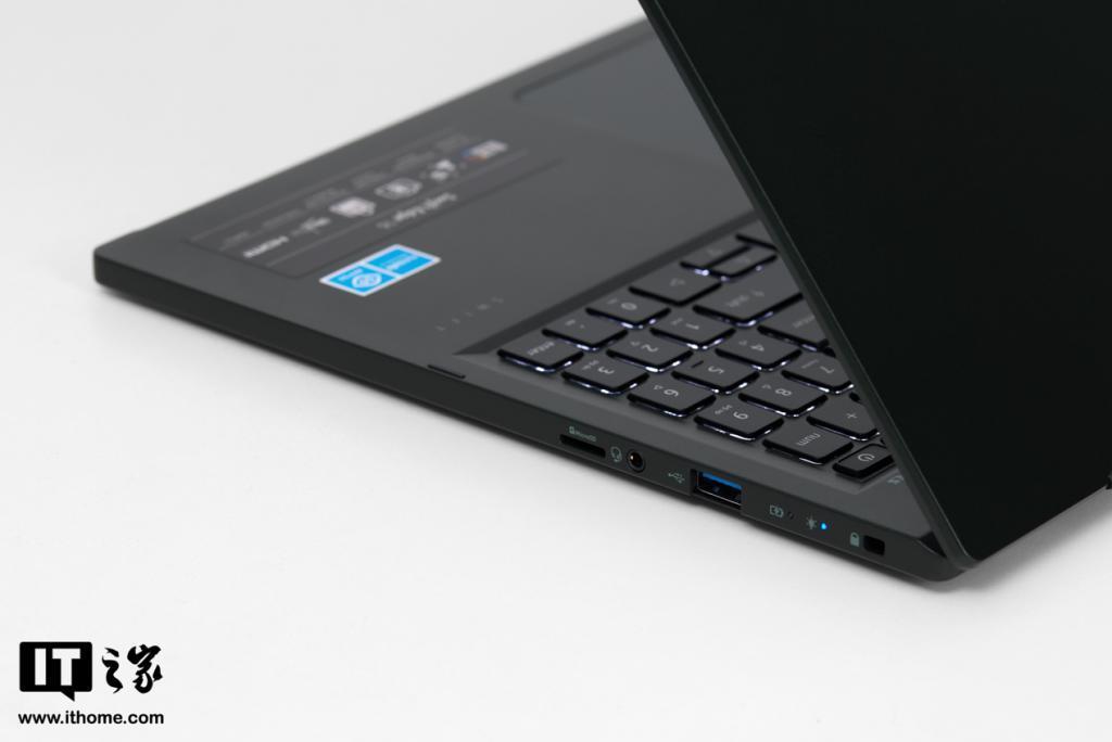 宏碁传奇 Edge 16开箱，轻薄本中的黑武士