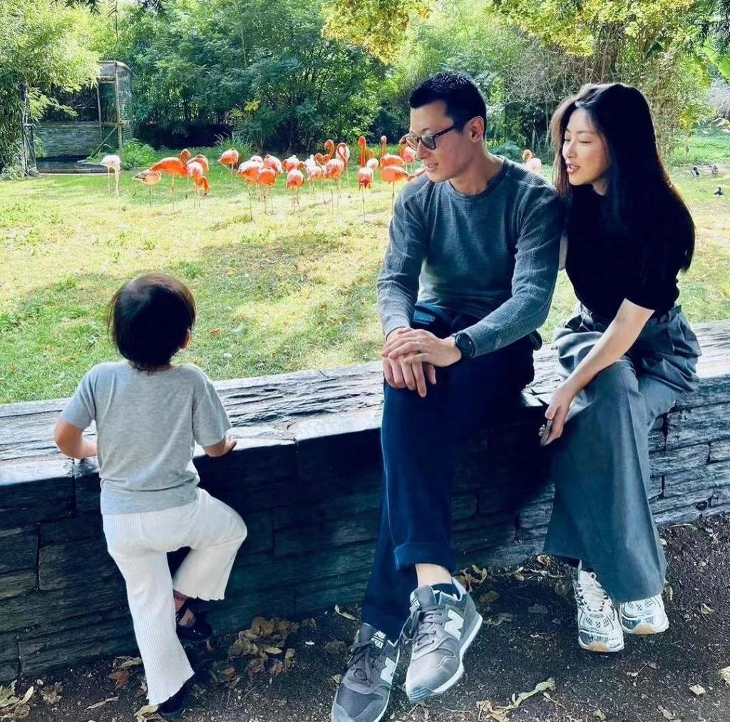 朱珠分享全家巴黎旅行照，与老公出席高档宴会，女儿气场不输超模