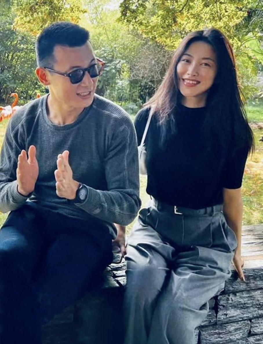 朱珠分享全家巴黎旅行照，与老公出席高档宴会，女儿气场不输超模