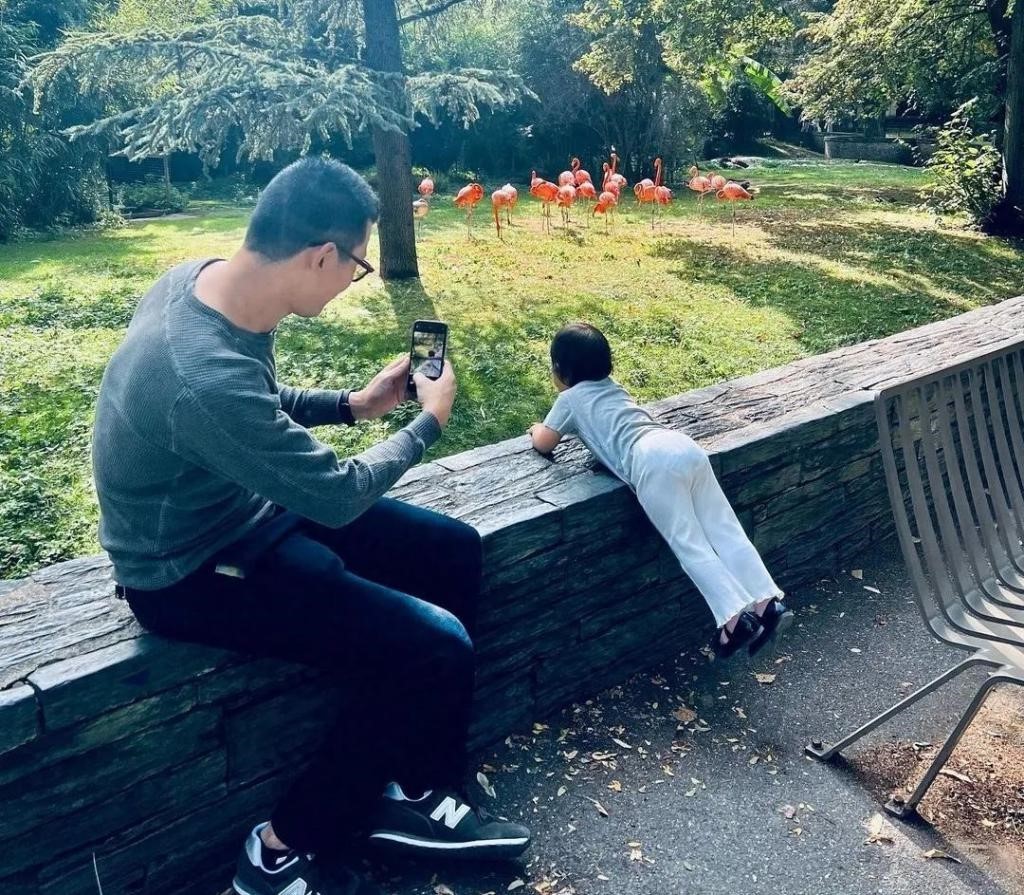 朱珠分享全家巴黎旅行照，与老公出席高档宴会，女儿气场不输超模