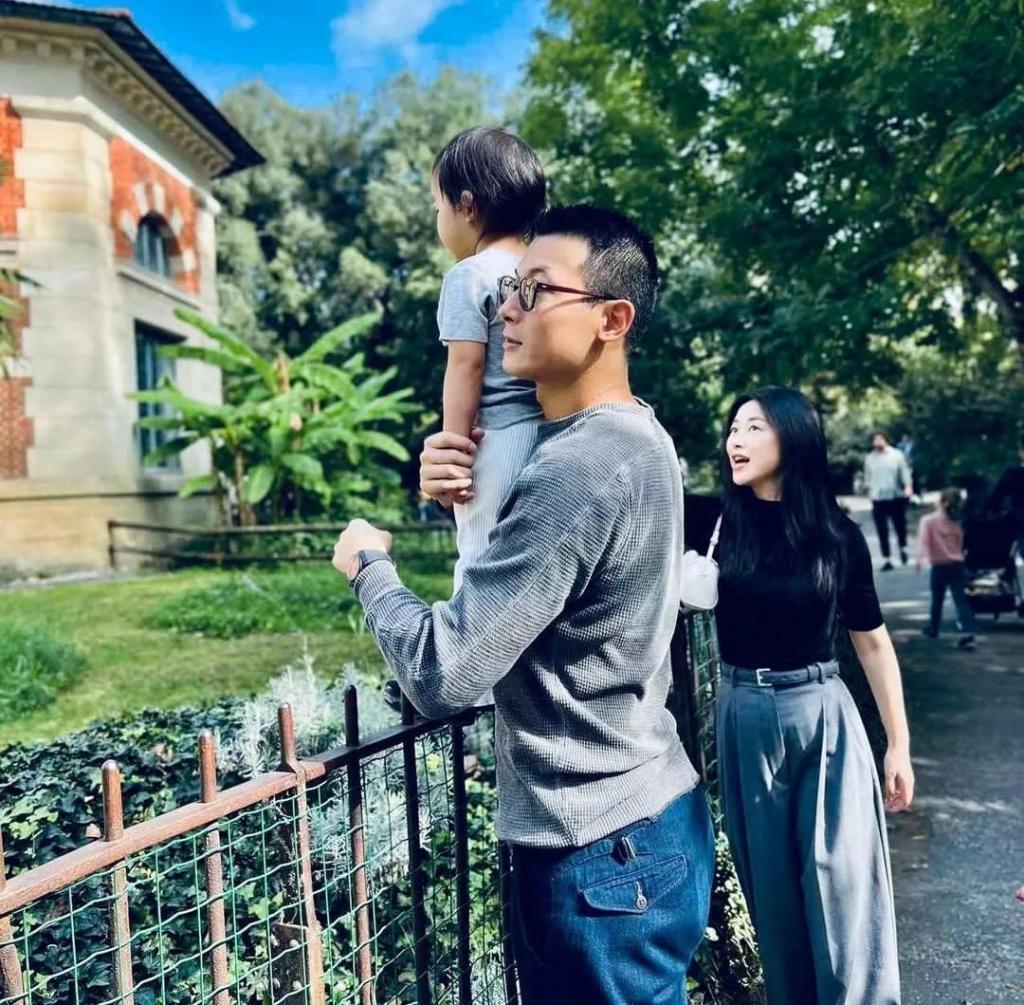 朱珠分享全家巴黎旅行照，与老公出席高档宴会，女儿气场不输超模