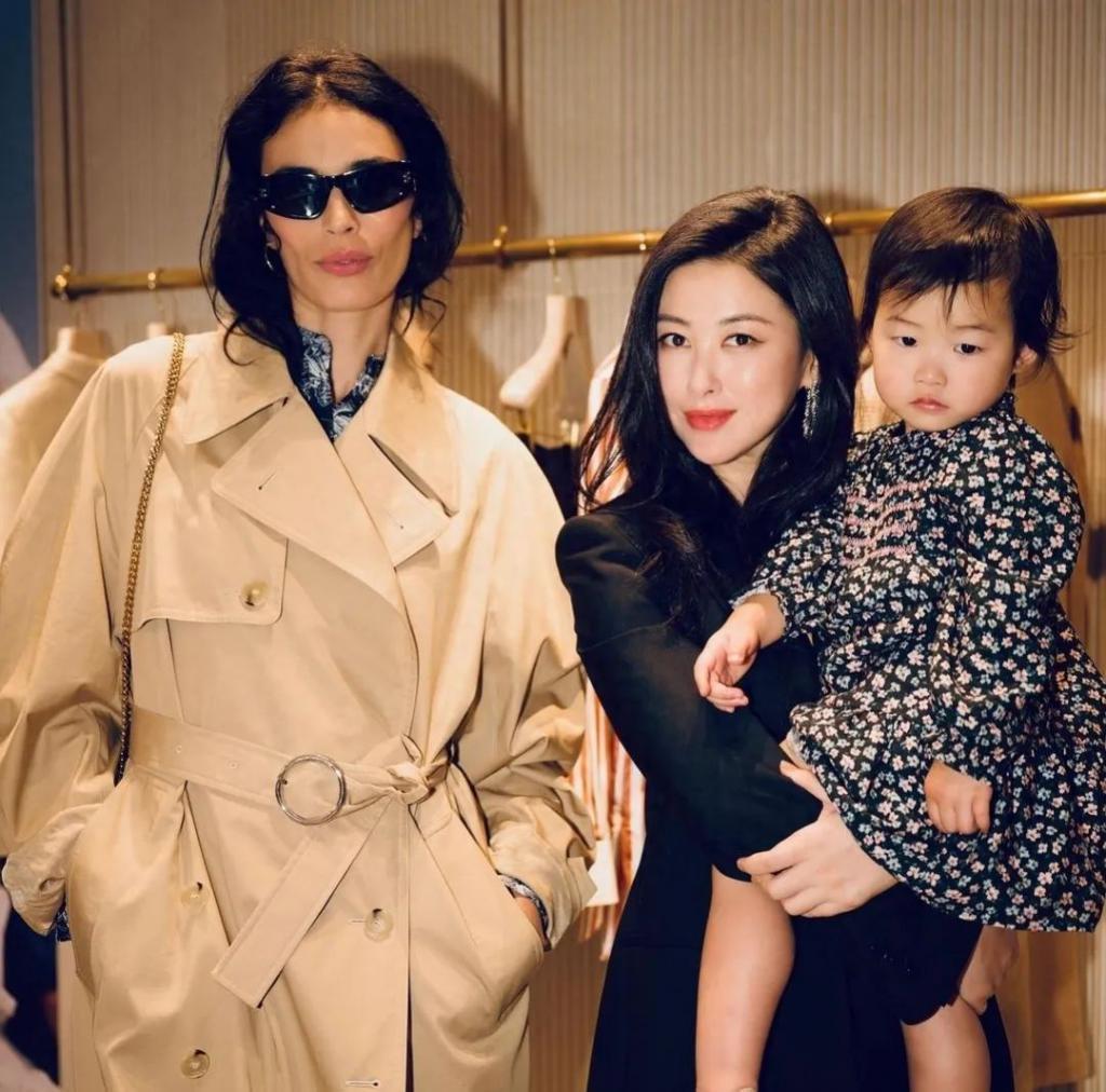 朱珠分享全家巴黎旅行照，与老公出席高档宴会，女儿气场不输超模