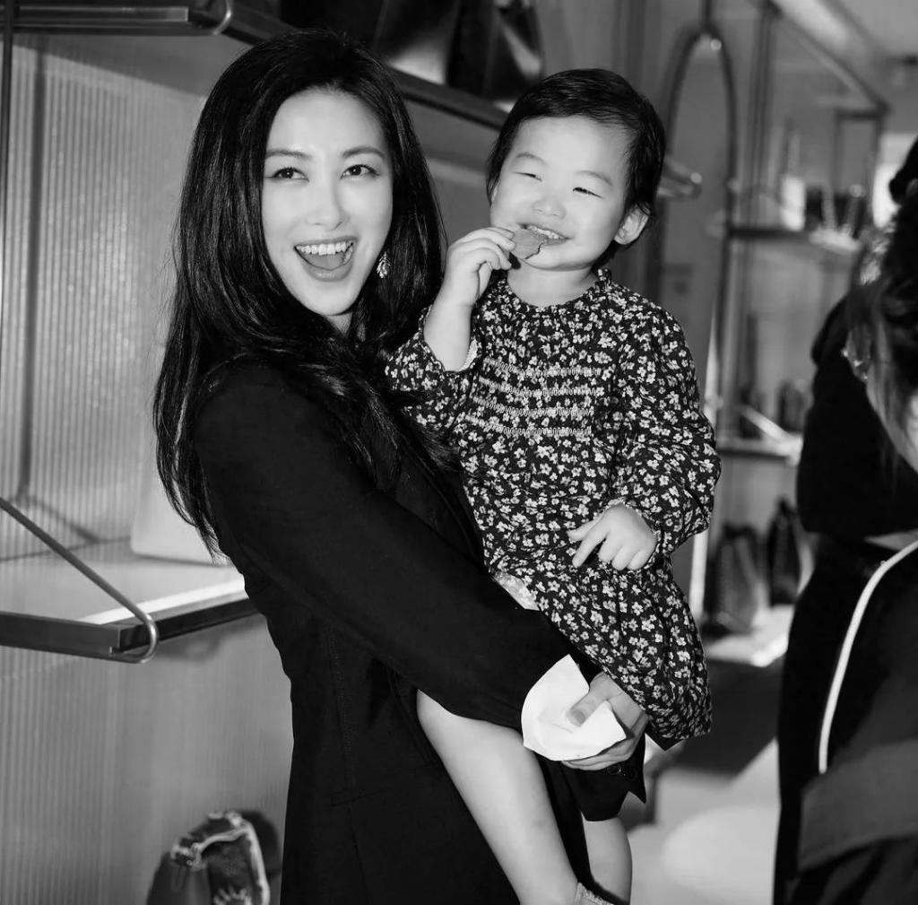 朱珠分享全家巴黎旅行照，与老公出席高档宴会，女儿气场不输超模