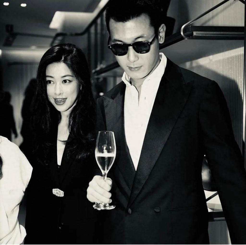 朱珠分享全家巴黎旅行照，与老公出席高档宴会，女儿气场不输超模