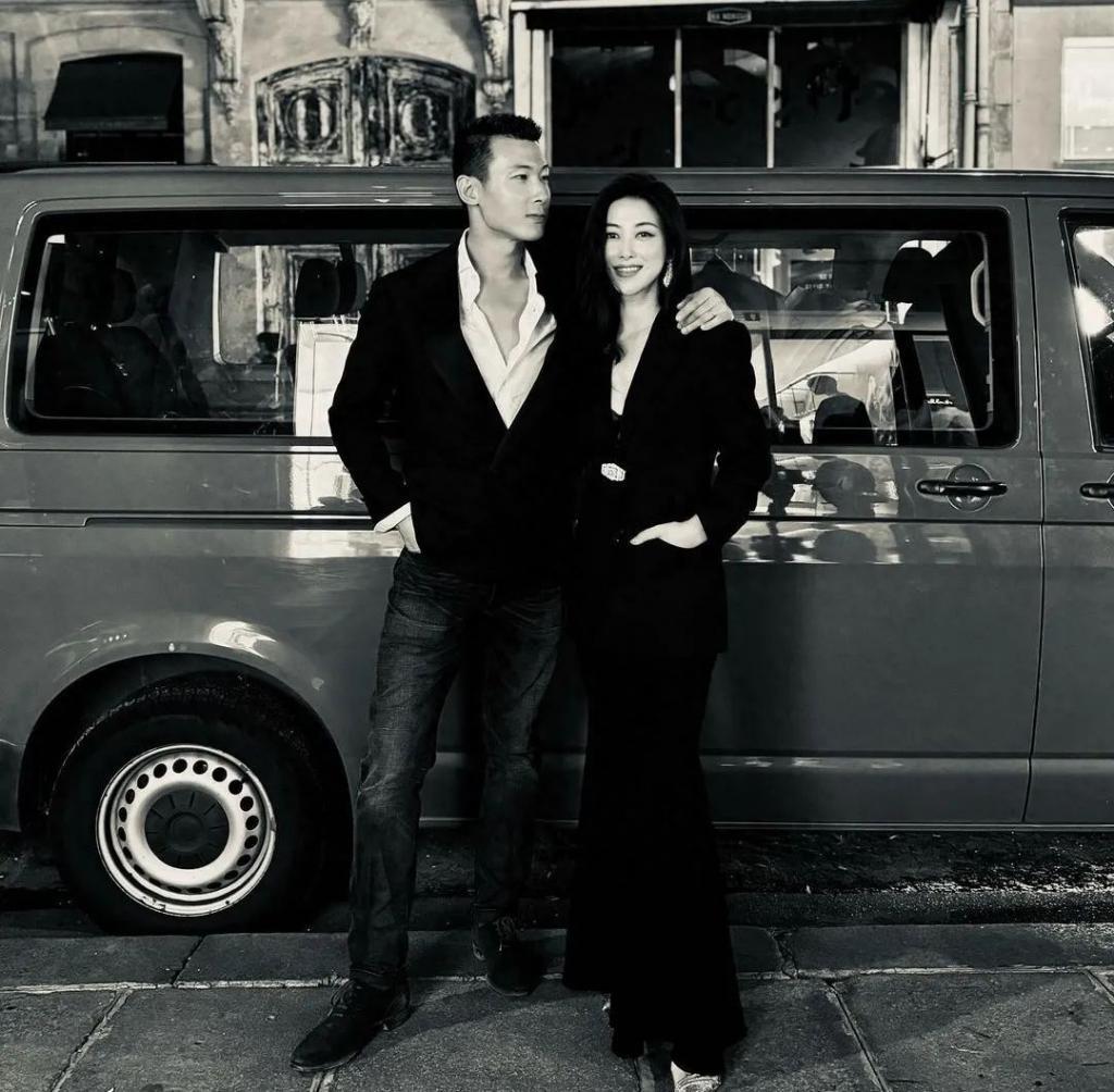 朱珠分享全家巴黎旅行照，与老公出席高档宴会，女儿气场不输超模