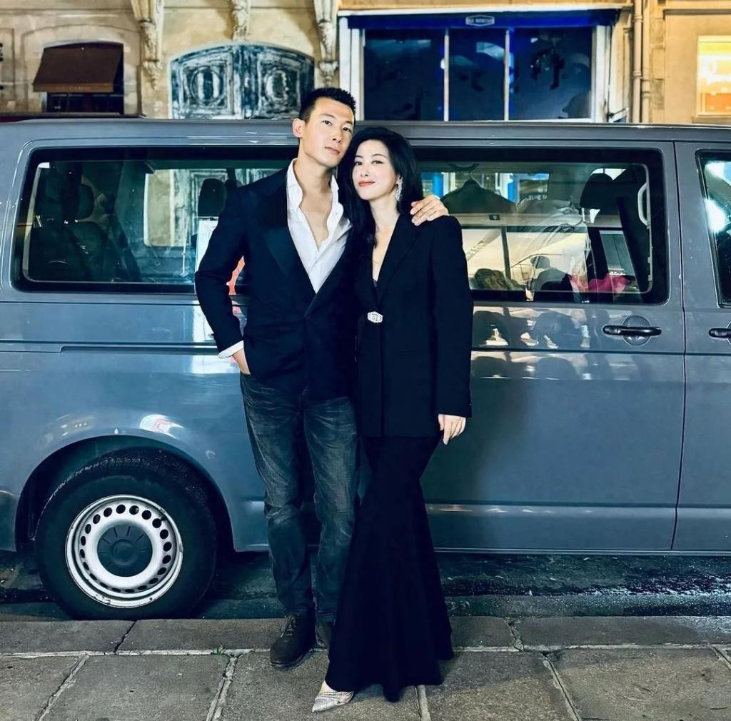 朱珠分享全家巴黎旅行照，与老公出席高档宴会，女儿气场不输超模