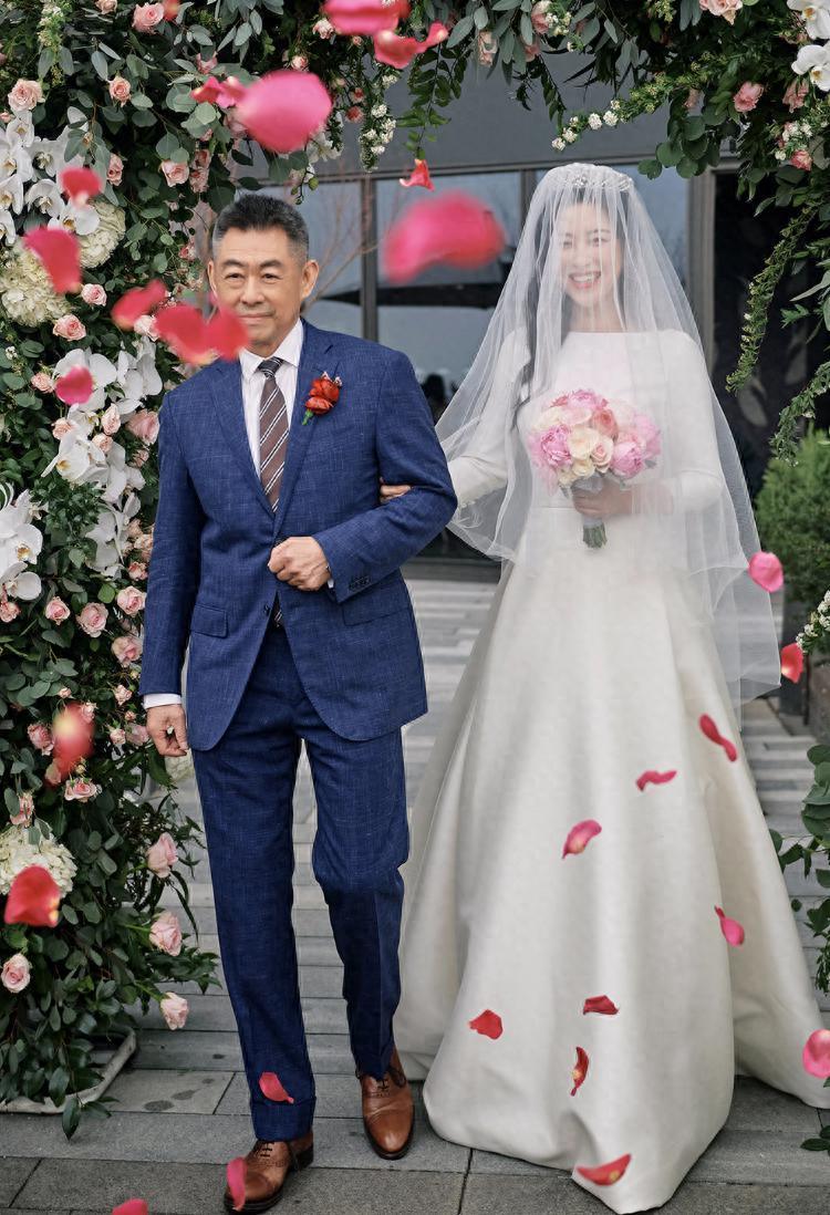 朱珠分享全家巴黎旅行照，与老公出席高档宴会，女儿气场不输超模