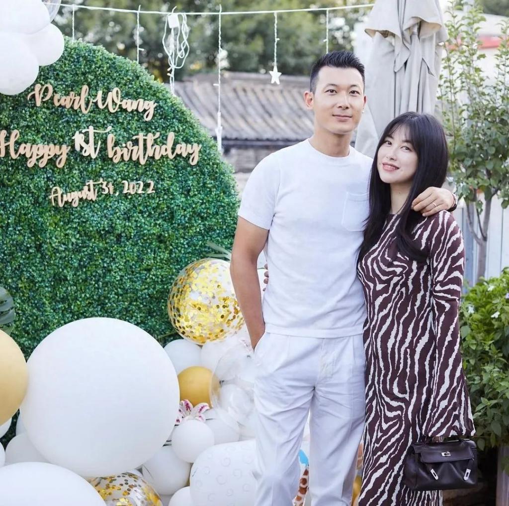 朱珠分享全家巴黎旅行照，与老公出席高档宴会，女儿气场不输超模