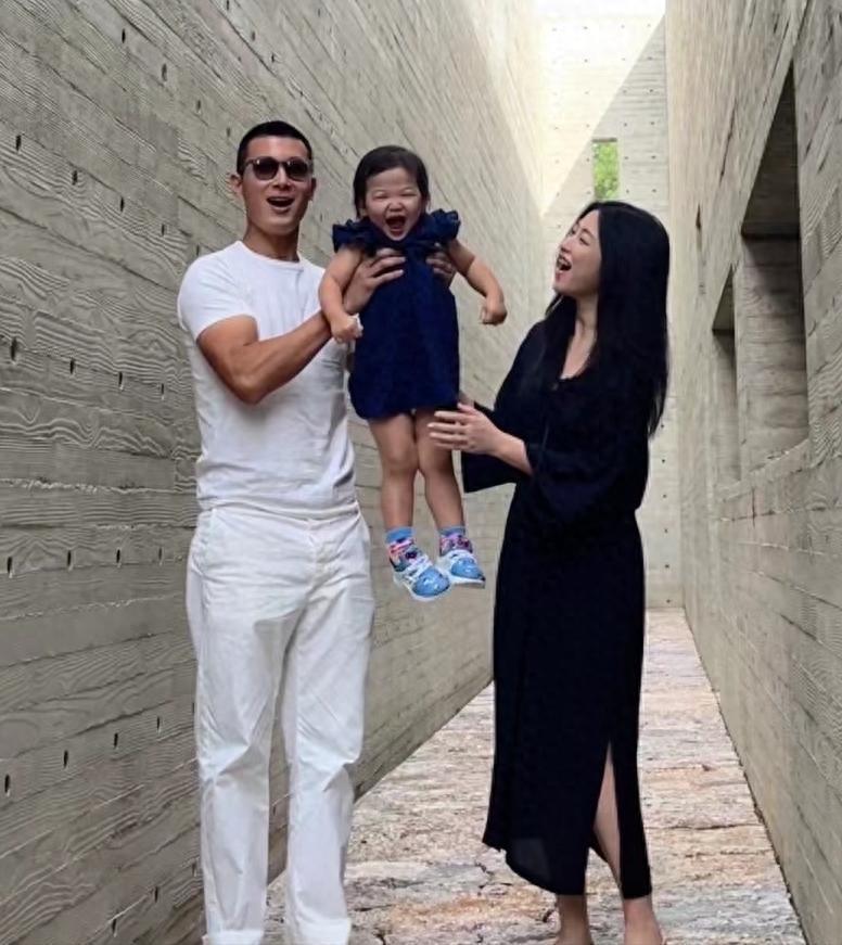 朱珠分享全家巴黎旅行照，与老公出席高档宴会，女儿气场不输超模