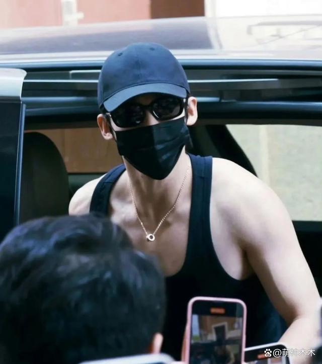 明星身材颜值靠P图？于适P肩膀被发现，虞书欣P成baby
