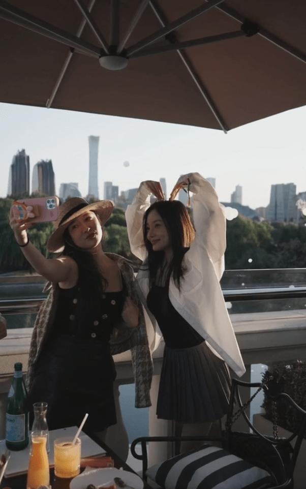 李小璐霍思燕等人聚会同游 比心拍照秀姐妹情