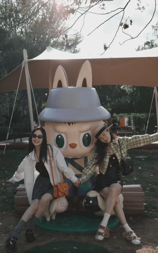 李小璐霍思燕等人聚会同游 比心拍照秀姐妹情