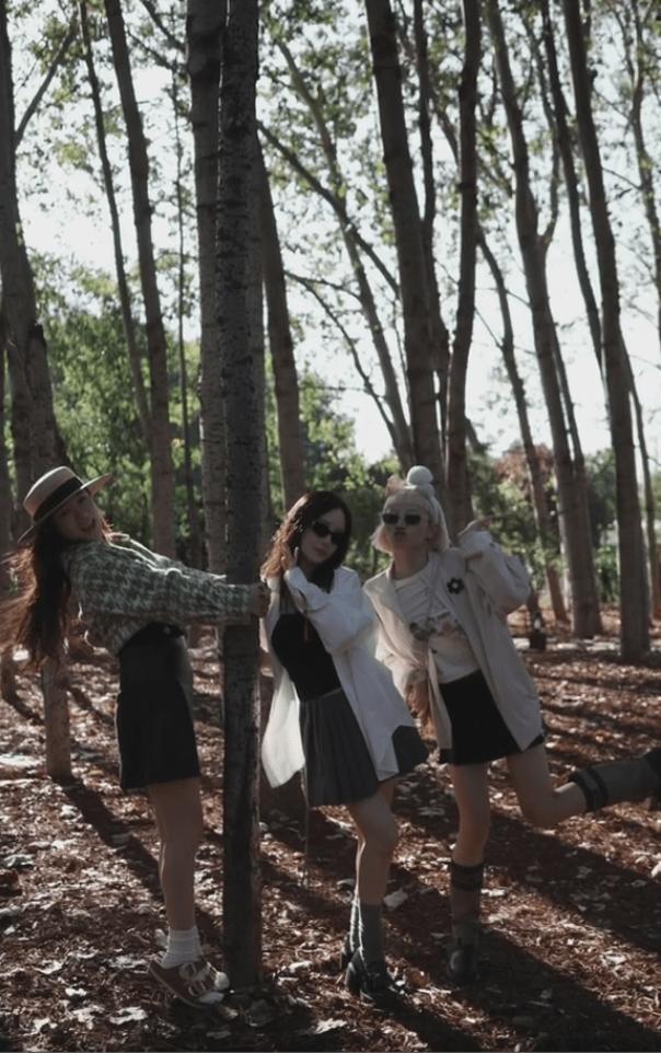 李小璐霍思燕等人聚会同游 比心拍照秀姐妹情