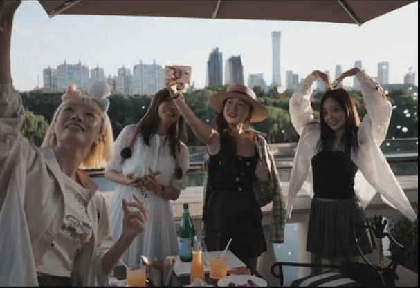 李小璐霍思燕等人聚会同游 比心拍照秀姐妹情