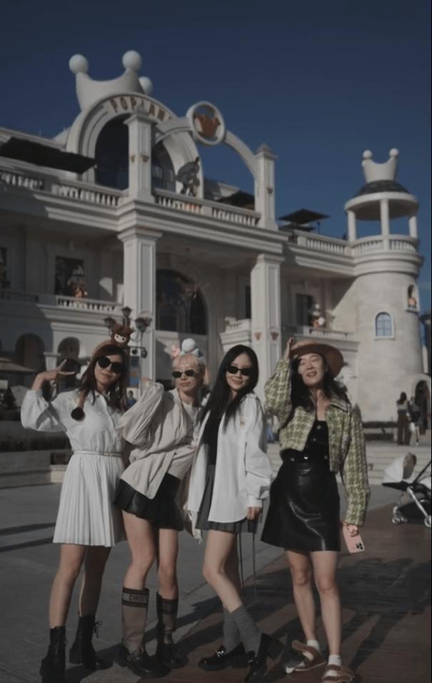 李小璐霍思燕等人聚会同游 比心拍照秀姐妹情