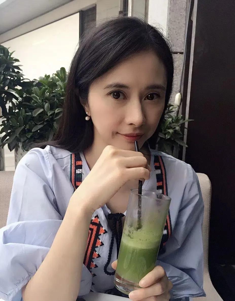 童年女神嫁人了？你一定看过她的剧，老公是普通职员刻薄男？
