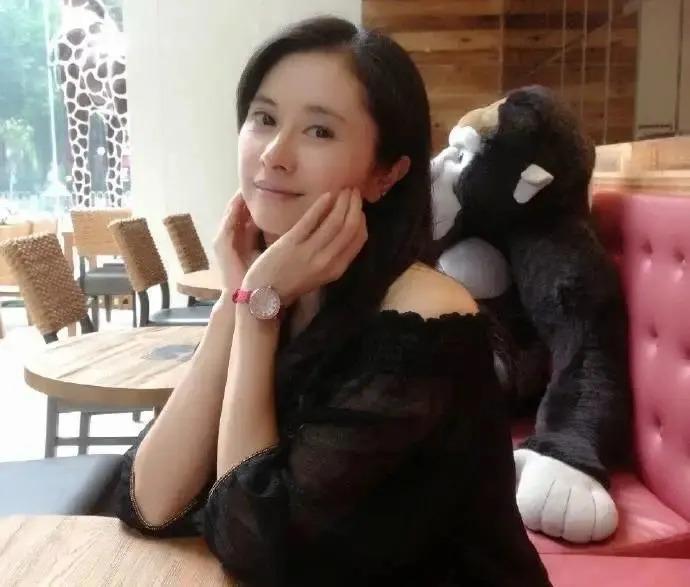 童年女神嫁人了？你一定看过她的剧，老公是普通职员刻薄男？