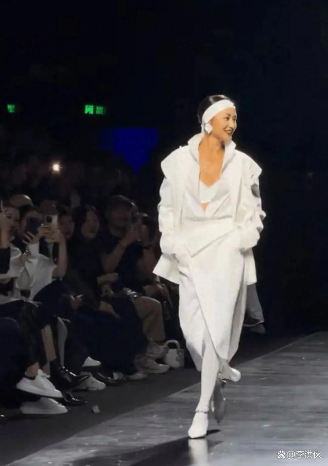 前男友罗中旭身陷丑闻，瞿颖T台走秀气场强，胡兵台下欣赏