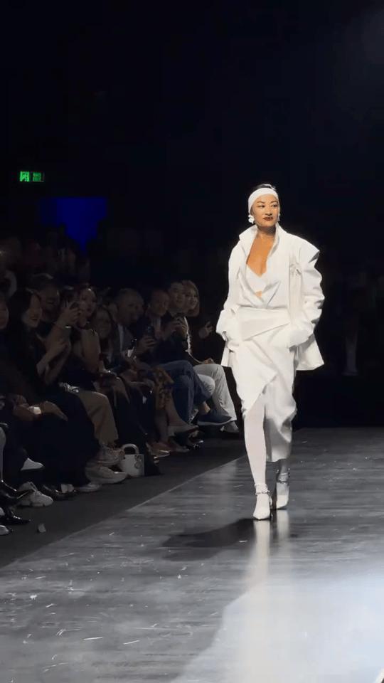 前男友罗中旭身陷丑闻，瞿颖T台走秀气场强，胡兵台下欣赏