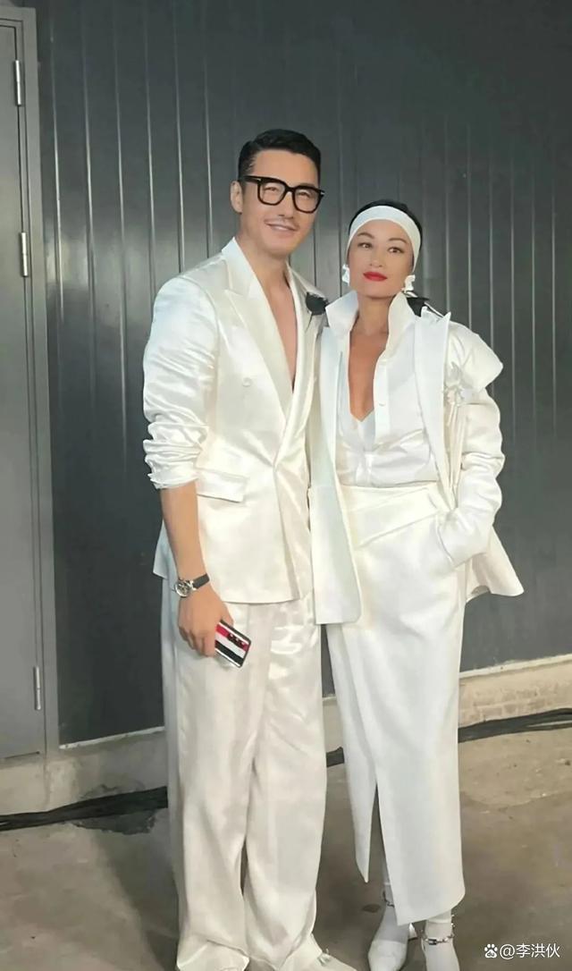 前男友罗中旭身陷丑闻，瞿颖T台走秀气场强，胡兵台下欣赏