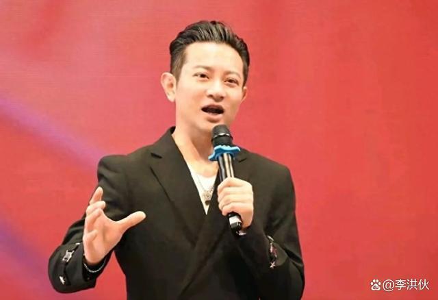 前男友罗中旭身陷丑闻，瞿颖T台走秀气场强，胡兵台下欣赏