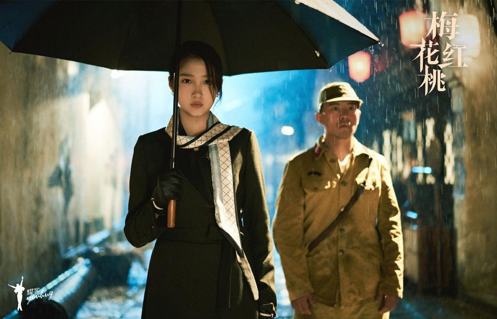 黑丝袜高跟鞋演特工？​关晓彤新剧看了预告后，我隐隐不安